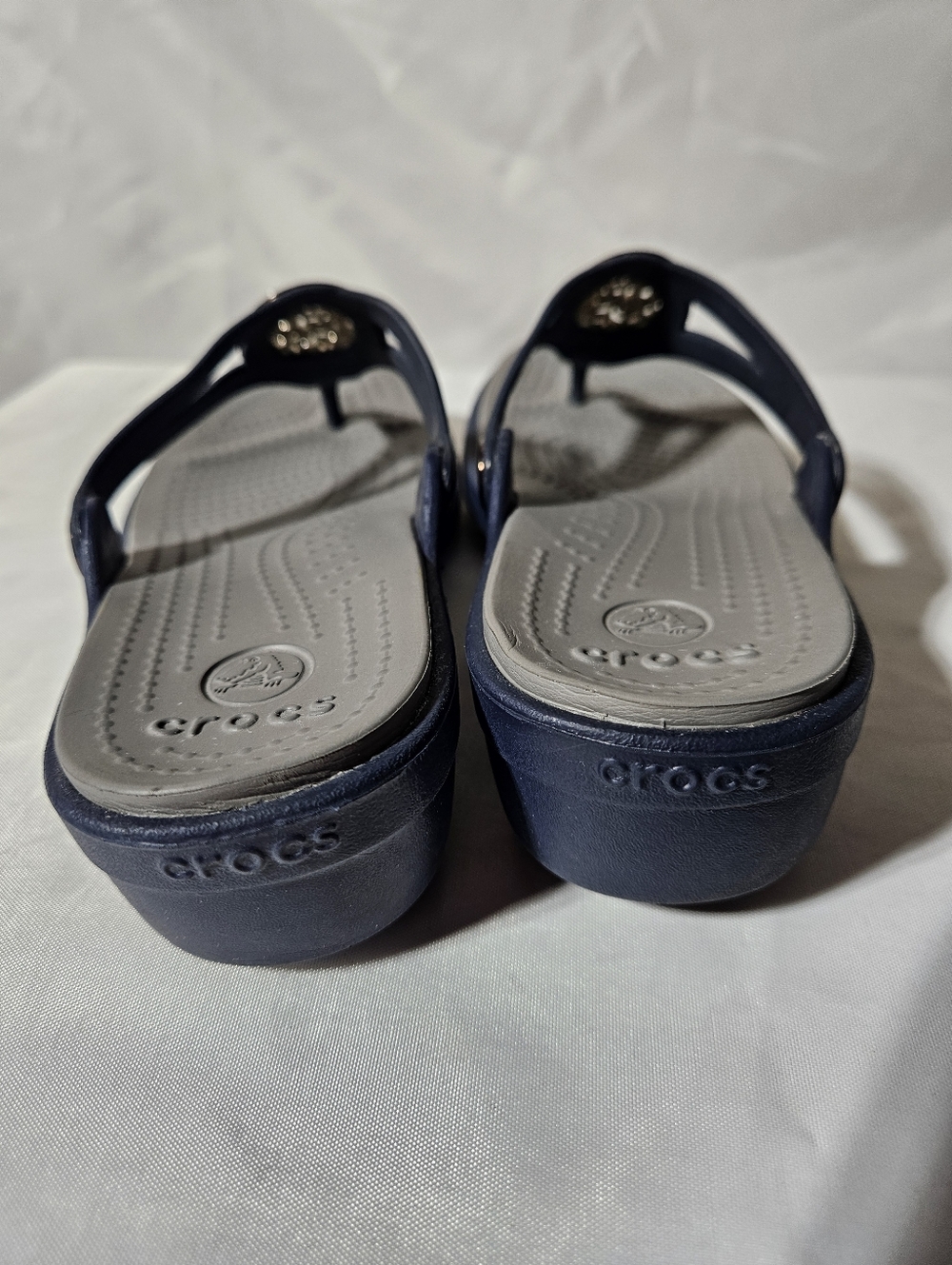 Crocs Womens Sanrah Circle Gold Medallion Thong Flip Flop Sandals. Navy Size 6 - Picture 3 of 6